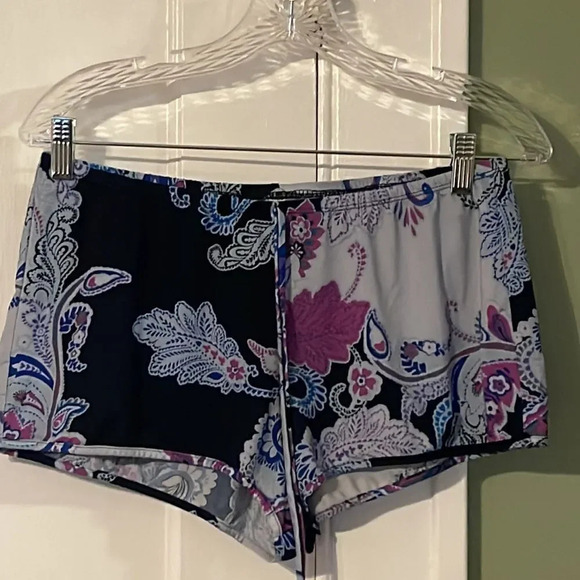 Youth beach shorts Mix and match bundle 3 or more $7 items and get them 3/$12 - Picture 1 of 10